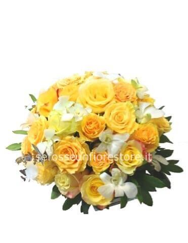 Composizione di fiori freschi per centrotavola. colore a scelta