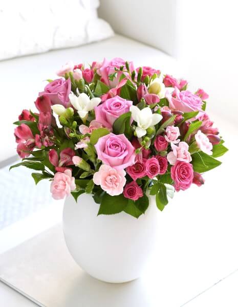 Bouquet di sui toni del rosa con rose.